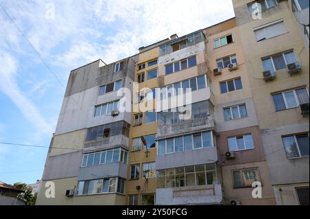 Modernes Wohngebäude mit Architektur aus der Mitte des Jahrhunderts in einer urbanen Umgebung unter klarem blauem Himmel Stockfoto