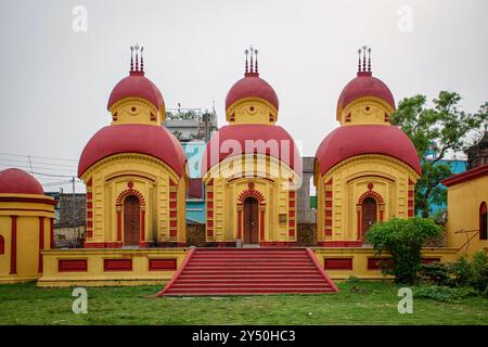 Shiva-Tempel im Annapurna-Tempelkomplex in Titagarh, Barrackpore, Westbengalen, Indien am 31. Mai 2022 Stockfoto