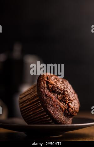 Süße Schokoladen-Muffin-Kuchen auf einem Teller auf einem Holztisch. Stockfoto