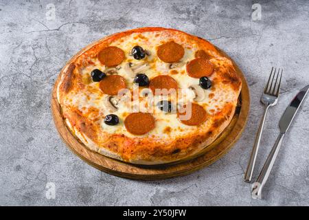 Blick von oben auf Peperoni, Pilze und neapolitanische Oliven-Pizza Stockfoto