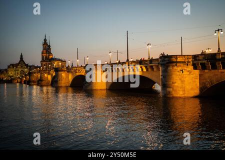 HOCHWASSER IN DRESDEN 19/09/2024 - Dresden: Die Augustusbrücke in Dresden im Sonnenuntergang. Die Elbe in Dresden führt am 19. September 2024 Hochwasser. /                     *** HOCHWASSER IN DRESDEN 19 09 2024 Dresden die Augustusbrücke in Dresden bei Sonnenuntergang die Elbe in Dresden überschwemmt am 19. September 2024 Stockfoto