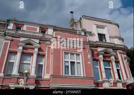 Historisches Gebäude mit detaillierten architektonischen Elementen in einem charmanten Viertel an einem klaren Tag Stockfoto