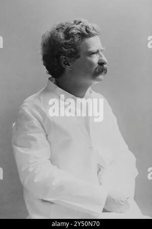 Kabinettskartenbild des amerikanischen Autors Samuel L. Clemens, bekannt unter dem Namen Mark Twain (1835–1910), sitzend und in einem weißen Anzug Stockfoto