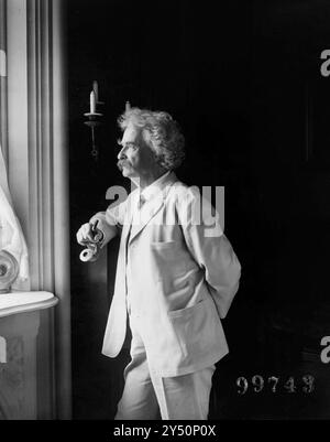 Mark Twain (Samuel Langhorne Clemens), dreiviertel langes Porträt, stehend am Fenster, nach links gerichtet, 1907 - unbekannter Fotograf Stockfoto