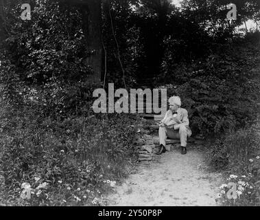 Mark Twain, Porträt in voller Länge, nach links gerichtet, auf der Stufe sitzend, im Freien, mit Zigarre, 1903 Marr T.E. Foto Stockfoto