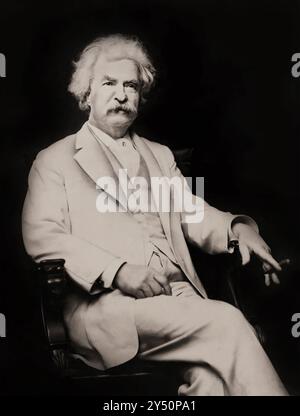 Mark Twain, Porträt von drei Vierteln Länge, sitzend, leicht nach rechts gerichtet, Zigarre in der Hand. 1907. Foto von A.F. Bradley, New York - retuschiert Stockfoto