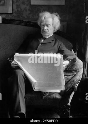 Porträt von Mark Twain, der eine Zeitung liest, 1902 - Bolles, Charles E, 1847-1914, Fotograf Stockfoto