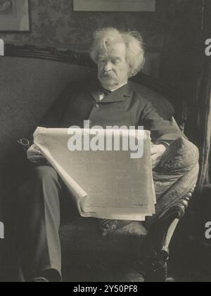 Porträt von Mark Twain, der eine Zeitung liest, 1902 - Bolles, Charles E., 1847-1914, Fotograf Stockfoto