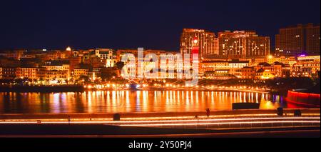 Phuy Quoc, Vietnam - 15. februar 2024: Beleuchteter Strand bei Sonnenuntergang, Spitzenziel auf der Perleninsel Phu Quoc. Kiss Bridge. Berühmte europäer Stockfoto
