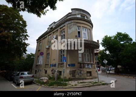 Historisches Gebäude mit einzigartigem architektonischen Stil und urbaner Straßenkunst in einem lebhaften Viertel bei Tageslicht Stockfoto