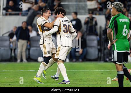 Der LAFC-Verteidiger Sergi Palencia (14) feiert mit seinem Stürmer David Martínez (30), nachdem er während eines MLS-Spiels gegen Austin FC, Wed das Tor erzielte Stockfoto