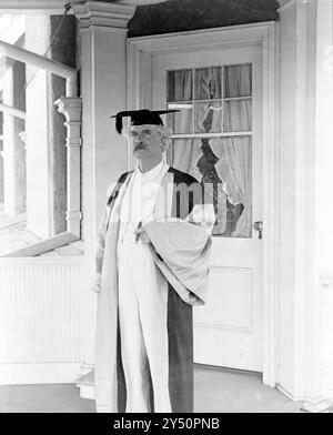 Samuel Langhorne Clemens, (Mark Twain), volllanges Porträt, stehend, nach links gerichtet, in akademischer Mütze und Kleid, 1907 Stockfoto