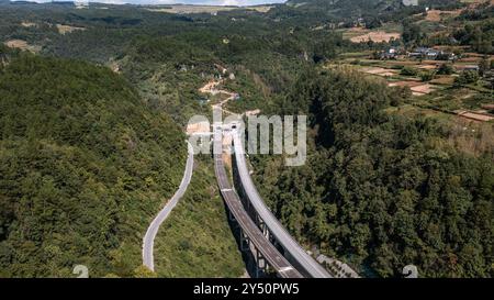 Daozhen. September 2024. Eine Drohnenaufnahme vom 19. September 2024 zeigt einen Blick auf den Simuyan-Tunnel entlang der Wulong-Daozhen-Autobahn in der Provinz Guizhou im Südwesten Chinas. Der Bau des 7.407 Meter langen Zimuyan-Tunnels, Teil der Wulong-Daozhen-Autobahn, wurde in beide Richtungen am Donnerstag abgeschlossen. Quelle: Tao Liang/Xinhua/Alamy Live News Stockfoto