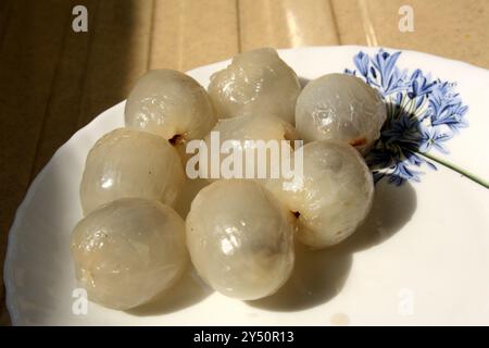 Litschi- oder Litchi-Früchte (Litchi chinensis), nachdem die raue und harte Haut entfernt wurde. Stockfoto