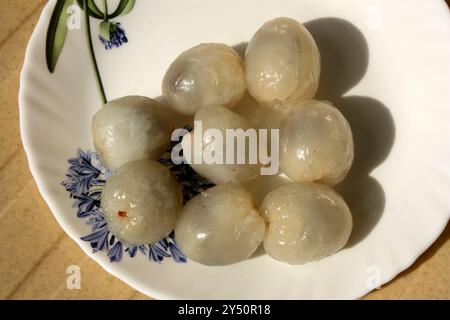 Litschi- oder Litchi-Früchte (Litchi chinensis), nachdem die raue und harte Haut entfernt wurde. Stockfoto