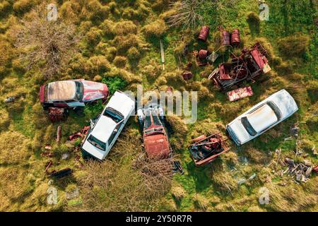 Aus der Vogelperspektive von Wracks in einem Fahrerlager mit bewachsener Vegetation in Guildford im Zentrum von Victoria, Australien. Stockfoto