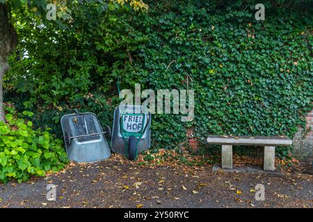 Schubkarren auf dem Friedhof in Sieseby. Friedhof von Sieseby. Dorfstraße, Schlei-Ostsee, Schleswig-Holstein, Deutschland Stockfoto