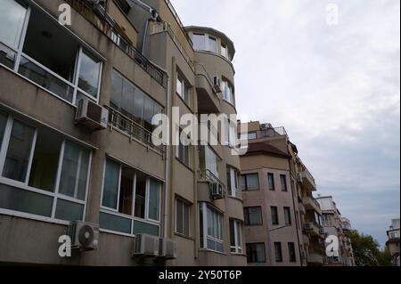 Wohngebäude im modernen Architekturstil in einer urbanen Umgebung unter bewölktem Himmel Stockfoto