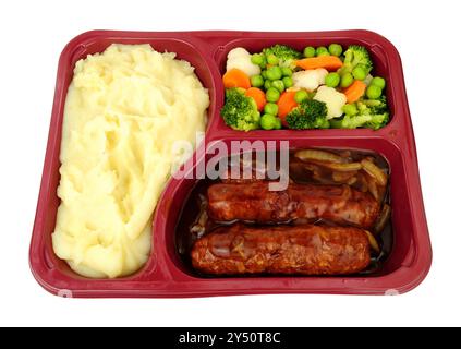 Fertiggerichte mit Wurst und Püree mit Schweinefleisch, Kartoffelpüree, Zwiebelsoße und gemischtem Gemüse in einer Plastikschale Stockfoto