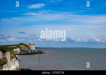 Atlantikküste Frankreichs mit Fischerhütten Stockfoto