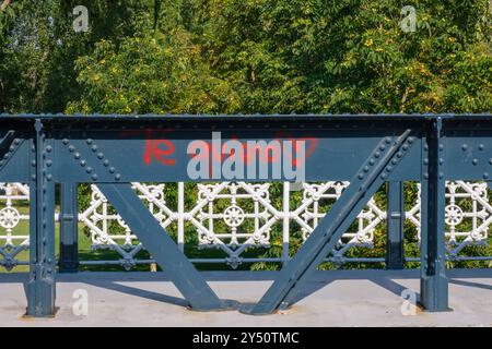 Graffiti auf einer Metallkonstruktion einer Brücke in Logrono, La Rioja, Spanien Stockfoto