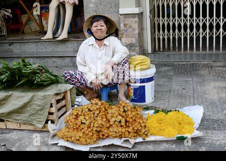 07/2014 - da Nang, Vietnam: Vietnamesische Verkäuferin mit Blumen in da Nang Stockfoto