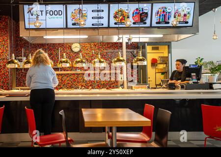 Asiatisches Streetfood zum Verkauf im Geschäftsviertel der Innenstadt oder im Stadtzentrum von Norrköping, Schweden 2024. Stockfoto