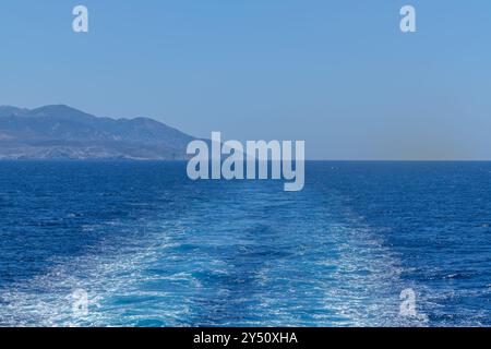 Blick auf Wellenpfade einer schwimmenden Fähre an der Ägäis in Griechenland Stockfoto