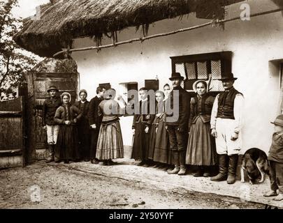 Bela Bartok während der Aufnahme von Volksliedern im Dorf Darazs im Jahr 1907 Stockfoto