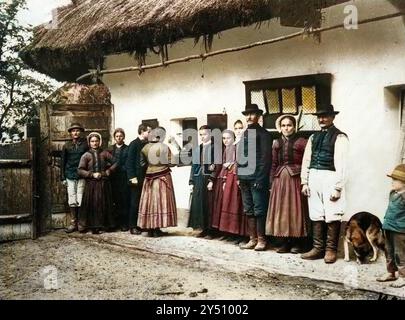 Bela Bartok bei der Aufnahme von Volksliedern im Dorf Darazs 1907 - spätere Färbung. Digital koloriertes Bild Stockfoto