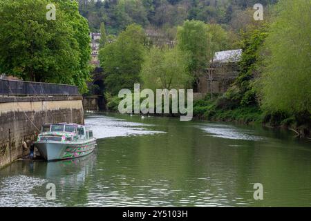 25. April 24 Ein kleiner Kabinen-Kreuzer legte auf dem Fluss Avon in der Stadt Bath Somerset in England an. Stockfoto