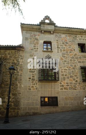 Avila, Castilla y Leon, Spanien – 17. August 2024: Kopfsteinpflasterstraßen und Fassaden historischer Steinhäuser in der Altstadt von Avila Stockfoto