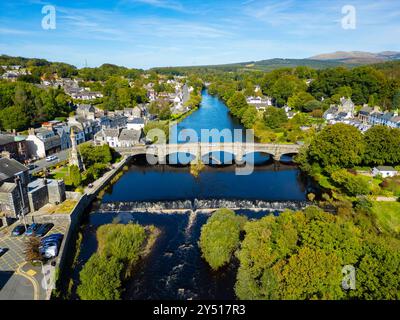 Luftaufnahme von der Drohne der Bridge of Cree in Newton Stewart auf dem Fluss Cree im neuen Galloway National Park, Dumfries und Galloway, Schottland. Stockfoto