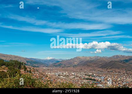 Skyline der Stadt Cusco mit Landebahn und Andengebirge mit Ausangate-Gipfel und Vollmond, Provinz Cusco, Peru. Stockfoto