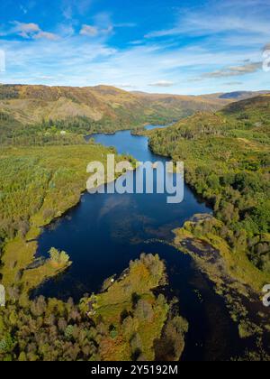 Aus der Vogelperspektive von der Drohne Loch Trool in Glen Trool, Galloway Forest Park und im Inneren des neuen Galloway National Park, Dumfries und Galloway, Scotla Stockfoto