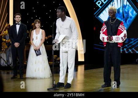 Julio Peña, Clara Galle, Moustapha Fall und Seydou Sarr nahmen am 30. September 2023 an der Abschlusszeremonie während des 71. Internationalen Filmfestivals von San Sebastian im Kursaal Palace in Donostia/San Sebastian Teil. Stockfoto