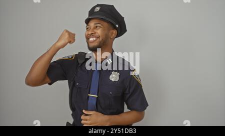 Porträt eines selbstbewussten afroamerikanischen Polizisten, der sich vor weißem Hintergrund bewegte und lächelte Stockfoto