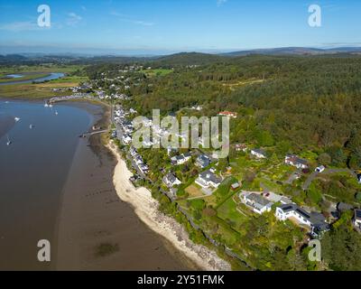 Aus der Vogelperspektive von der Drohne des Dorfes Kippford auf dem URR Water River an der Solway Coast im neuen Galloway National Park, Dumfries und Galloway, SCO Stockfoto