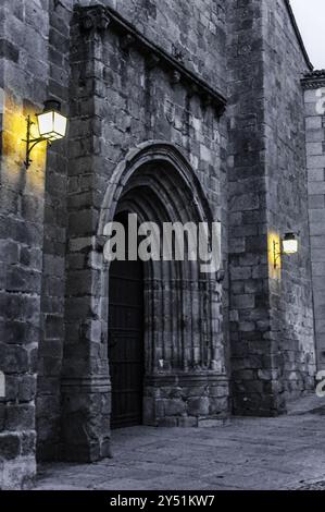 Die Co-Kathedrale der Heiligen Maria von Caceres ist der wichtigste christliche Tempel der Stadt (Blick auf den Sonnenuntergang), Diözese Coria-Caceres Stockfoto