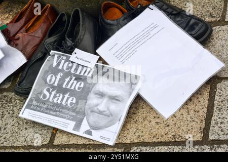 Belfast, Vereinigtes Königreich 20/09/2024 Shoes verließen die königlichen Gerichte von Belfast, die diejenigen vertreten, die während der Unruhen starben. Legacy-Aktivisten nehmen an Protesten vor dem Belfast Royal Court of Justice in Belfast Northern Ireland Teil Stockfoto