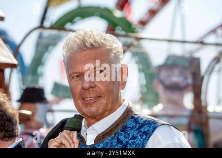 Oberbürgermeister Dieter Reiter beim Rundgang über die Wiesn, München, 19. September 2024 Deutschland, München, 19.09.2024, Oberbürgermeister Dieter Reiter, SPD, beim traditionellen Presserundgang über das Oktoberfest, nur noch zwei Tage bis zum Wiesn-Start, Eröffnung der Wiesn am 21. September, Bayern, bayerisch, *** Oberbürgermeister Dieter Reiter auf einer Tour durch das Oktoberfest, München, 19. September 2024 19. September 2024, Oberbürgermeister Dieter Reiter, SPD, auf der traditionellen Pressetour des Oktoberfestes, nur zwei Tage bis Wiesn beginnt, Eröffnung der Wiesn am 21. September, Bava Stockfoto