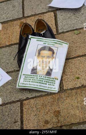 Belfast, Vereinigtes Königreich 20/09/2024 Shoes verließen die königlichen Gerichte von Belfast, die diejenigen vertreten, die während der Unruhen starben. Legacy-Aktivisten nehmen an Protesten vor dem Belfast Royal Court of Justice in Belfast Northern Ireland Teil Stockfoto