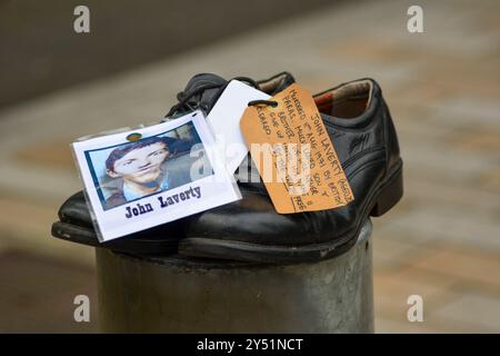 Belfast, Vereinigtes Königreich 20/09/2024 Shoes verließen die königlichen Gerichte von Belfast, die diejenigen vertreten, die während der Unruhen starben. Legacy-Aktivisten nehmen an Protesten vor dem Belfast Royal Court of Justice in Belfast Northern Ireland Teil Stockfoto