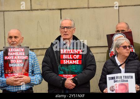 Belfast, Vereinigtes Königreich 20/09/2024 MLA Gerry Kelly schließt sich Legacy-Kampagnengruppen an, bevor ein Urteil in einem Berufungsfall des Troubles Legacy Act gefällt wurde. Legacy-Aktivisten nehmen an Protesten vor dem Belfast Royal Court of Justice in Belfast Northern Ireland Teil Stockfoto