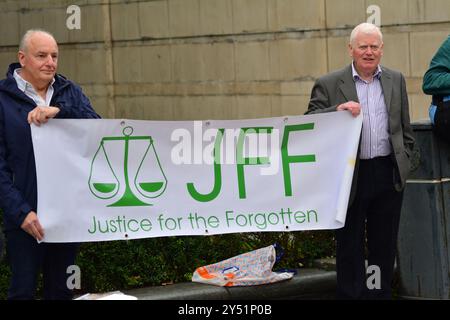 Belfast, Vereinigtes Königreich 20/09/2024 Banner für die Kampagne "Gerechtigkeit für die Vergessenheit". Legacy-Aktivisten nehmen an Protesten vor dem Belfast Royal Court of Justice in Belfast Northern Ireland Teil Stockfoto