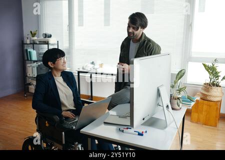 Kollegen Diskutieren Online-Projekt Im Team Stockfoto