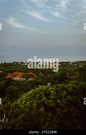 Blick auf die Dächer und das Meer, Bali. Stockfoto