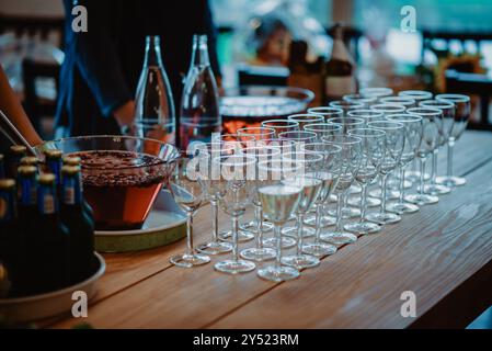 Reihe von Weingläsern, Weißwein und Getränken an einem Buffet-Tisch Stockfoto