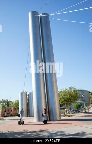 Die Menschen auf Segways passieren große Skulpturen in Scottsdale Stockfoto