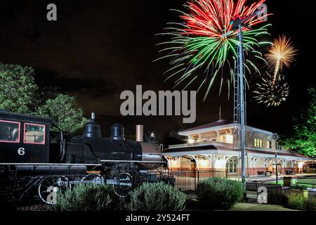 Feuerwerk über der Dampfmaschine in Scottsdale, Arizona Stockfoto